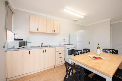 Geraldton's Ocean West Holiday Units & Short Stay Accommodation - Tourism Caloundra 1