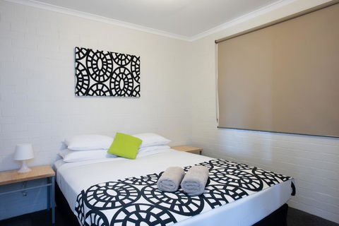 Geraldton's Ocean West Holiday Units & Short Stay Accommodation - Tourism Caloundra 0