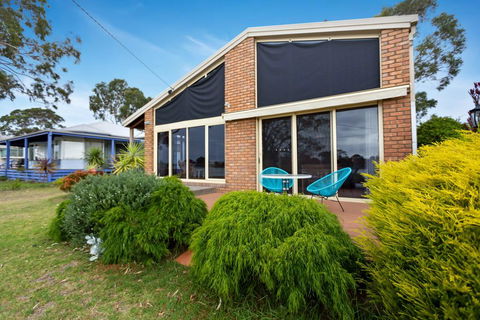 Getaway - Waterfront Island Living - Tourism Caloundra 3