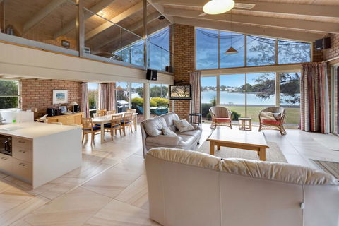 Getaway - Waterfront Island Living - Tourism Caloundra 1