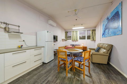 Getaway Villas Unit 38-10 - 2 Bedroom Self-Contained Accommodation - Tourism Caloundra 3