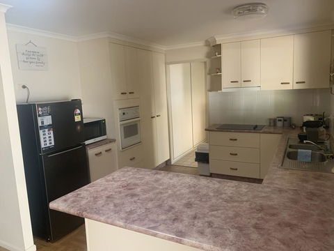Gin Gin Budget Accommodation - Tourism Caloundra 3