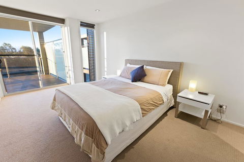 Gippsland Lakehouse A - Canal Frontage - Tourism Caloundra 3
