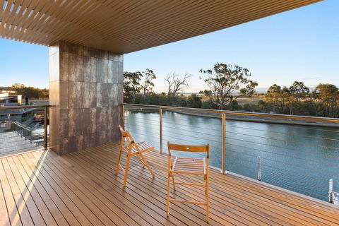 Gippsland Lakehouse A - Canal Frontage - Tourism Caloundra 2
