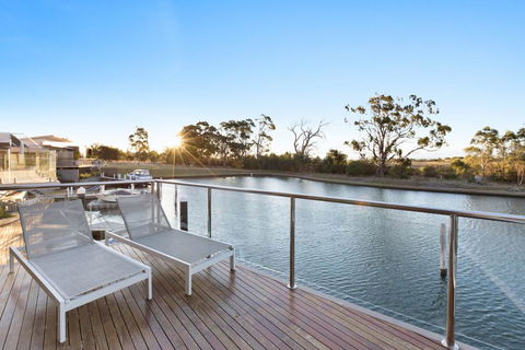 Gippsland Lakehouse A - Canal Frontage - Tourism Caloundra 0