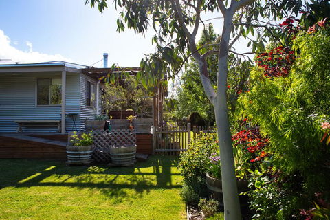 Giraffe Manor - Tourism Caloundra 1