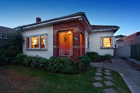 GIRLS ONLY. Large Bedroom With KING Bed, Close To Everything - Tourism Caloundra 2