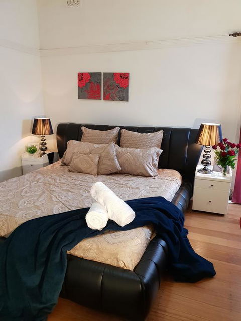 GIRLS ONLY. Large Bedroom With KING Bed, Close To Everything - Tourism Caloundra 0