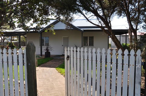 Girraween House - Tourism Caloundra 0