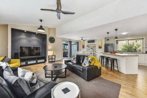 Glen River House - Tourism Caloundra 2