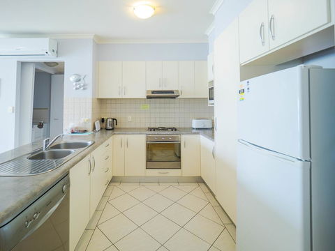 Glenelg Beachside Luxury Apartments - Tourism Caloundra 3
