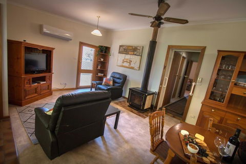Glenlee Cottage - Tourism Caloundra 2