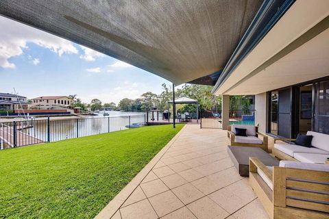 Gold Coast Stunning Waterfront Holiday Retreat - Tourism Caloundra 3