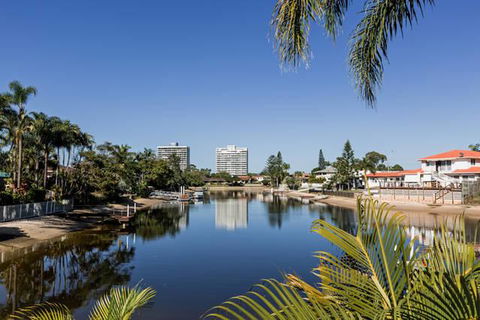 Gold Stay At BroadBeach Gold Coast - Tourism Caloundra 3