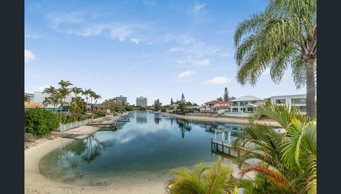 Gold Stay At BroadBeach Gold Coast - Tourism Caloundra 2