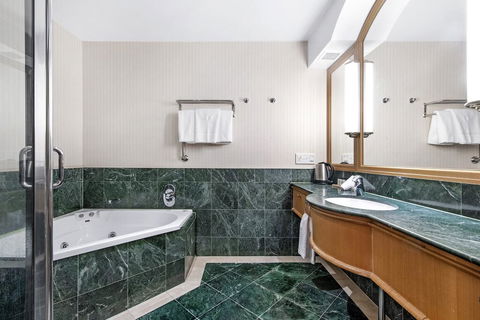 Gold Tower Private Hotel Suite With Ocean Views - Tourism Caloundra 2