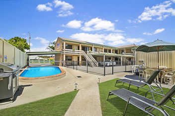 Golden Beach Motor Inn with Tourism Caloundra