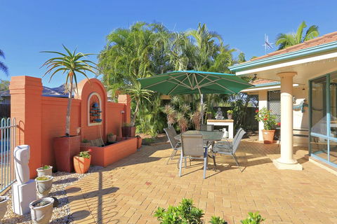 Golden Cane Bed & Breakfast - Tourism Caloundra 0