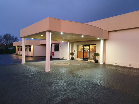 Golden Chain Tower Motor Inn - Tourism Caloundra 2