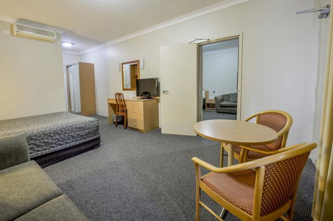 Golden Guitar Motor Inn - Tourism Caloundra 0