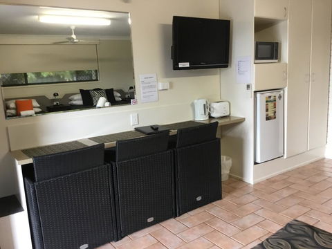 Golden Palms Motor Inn - Tourism Caloundra 3