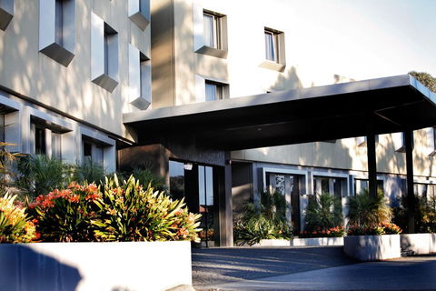 Golden Pebble Hotel - Tourism Caloundra 0