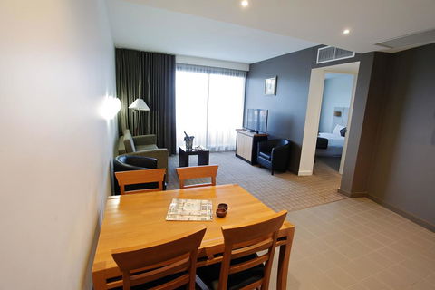 Golden Pebble Hotel - Tourism Caloundra 3