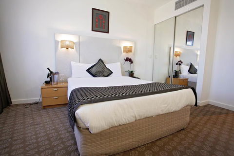 Golden Pebble Hotel - Tourism Caloundra 1