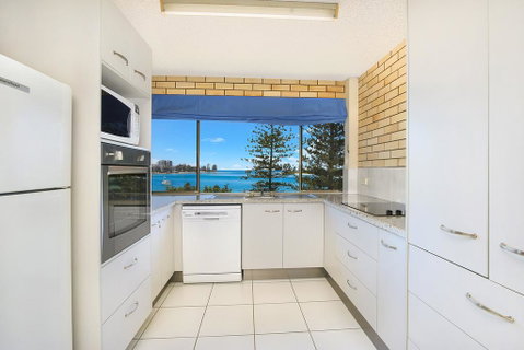 Golden Shores U8, 21 Landsborough Parade - Tourism Caloundra 3