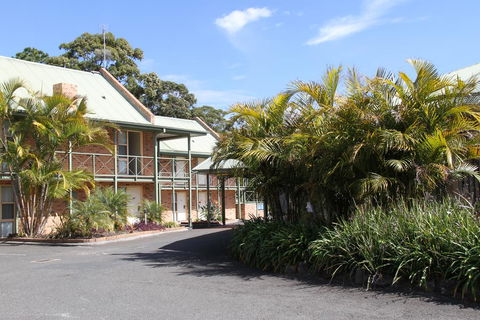 Golf Place Inn - Tourism Caloundra 0