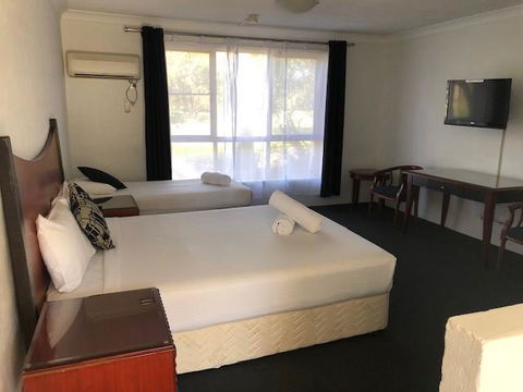 Golf Place Inn - Tourism Caloundra 3