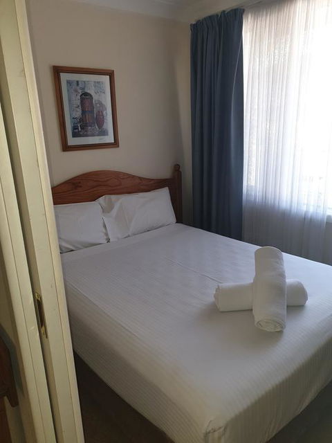 Golf Place Inn - Tourism Caloundra 1