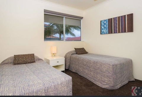 Gorgeous 4 Bed Beachside Apartment - Diamond Beach Resort - Tourism Caloundra 3