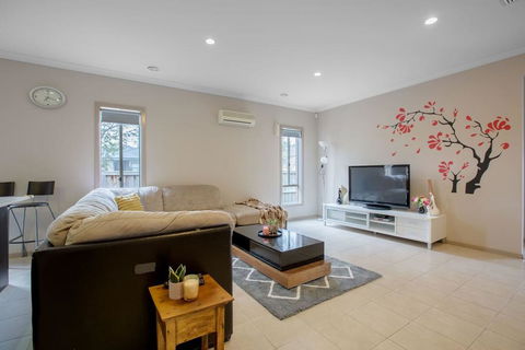 Gorgeous 4BR Home In Point Cook - Tourism Caloundra 0