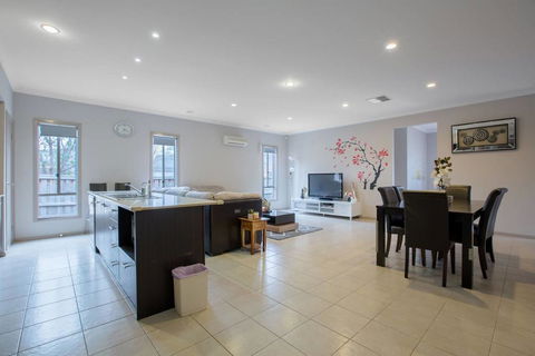 Gorgeous 4BR Home In Point Cook - Tourism Caloundra 3