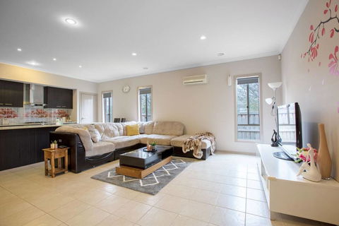 Gorgeous 4BR Home In Point Cook - Tourism Caloundra 1