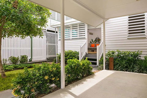 Gorgeous Cottage Close To The City - Tourism Caloundra 0