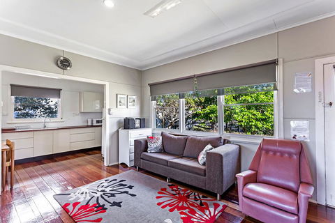 Government Road, 102 - Tourism Caloundra 1