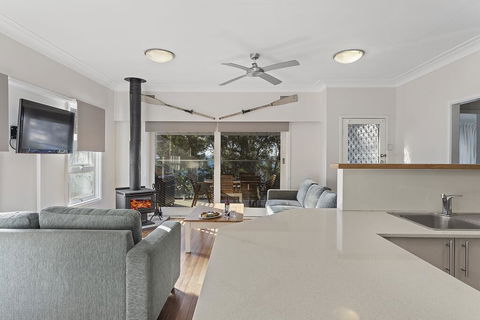 Government Road, 127, Blue Water - Tourism Caloundra 3