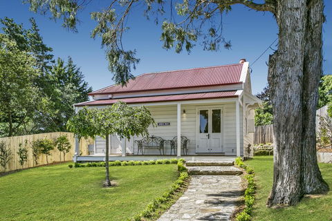 Gowan Brae Cottage - Tourism Caloundra 1