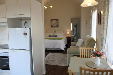 Grace Cottages - Tourism Caloundra 3