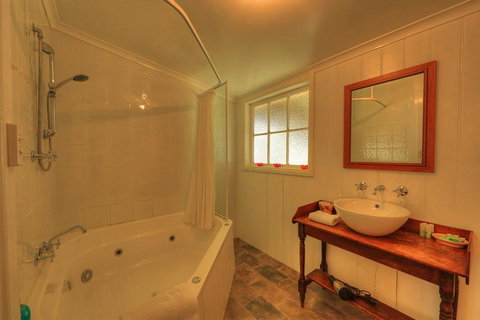Grace's Spa Cottage - Tourism Caloundra 3