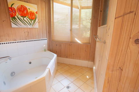 Grampians Chalets - Tourism Caloundra 3