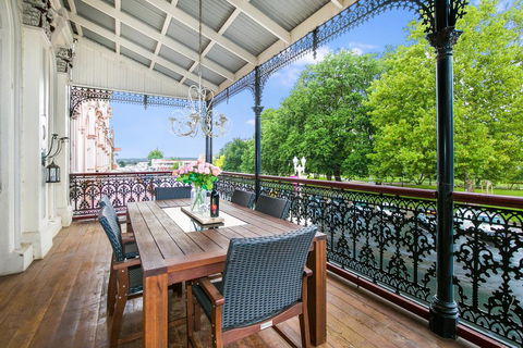 Grand & Central On George - Unique - Opulent - Tourism Caloundra 0