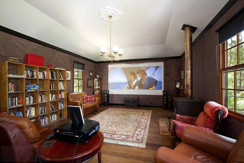 Grand Canyon Chalet - Tourism Caloundra 2