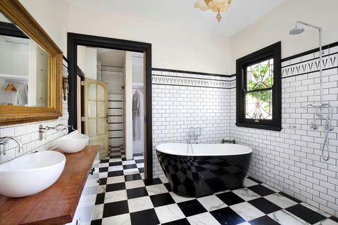 Grand Canyon Chalet - Tourism Caloundra 1