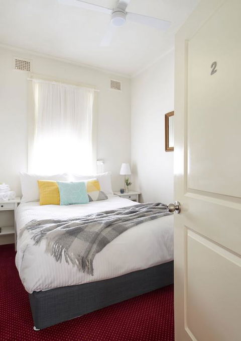 Grand Central Hotel - Tourism Caloundra 3