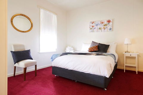 Grand Central Hotel - Tourism Caloundra 0
