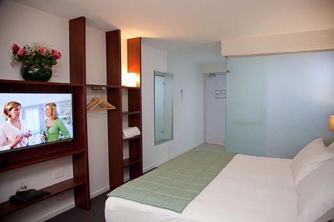 Grand Hotel And Studios - Tourism Caloundra 1