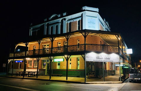 Grand Neath Hotel - Tourism Caloundra 1